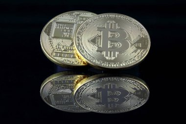 Bitcoin 'in fiziksel versiyonu, yeni sanal para. Dünya çapında kripto para birimi ve dijital ödeme sistemi için kavramsal görüntü ilk merkezi olmayan dijital para birimi olarak adlandırılır..