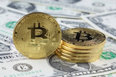 Bitcoin (sanal para) fiziksel sürümü üzerinde banknot bir dolar. Exchange bitcoin nakit için bir dolar. Dünya çapında cryptocurrency ve dijital ödeme sistemi için kavramsal görüntü.