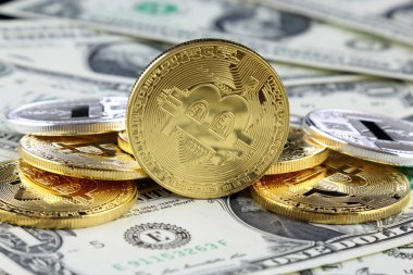 Bitcoin (sanal para) fiziksel sürümü üzerinde banknot bir dolar. Exchange bitcoin nakit için bir dolar. Dünya çapında cryptocurrency ve dijital ödeme sistemi için kavramsal görüntü.