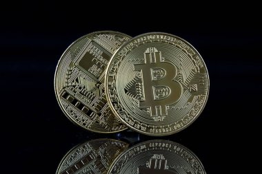 Bitcoin 'in fiziksel versiyonu, yeni sanal para. Dünya çapında kripto para birimi ve dijital ödeme sistemi için kavramsal görüntü ilk merkezi olmayan dijital para birimi olarak adlandırılır..