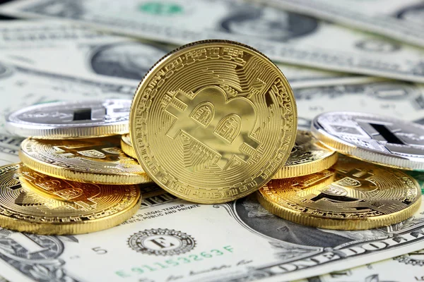 Fysieke versie van Bitcoin (nieuwe virtueel geld) op bankbiljetten van één dollar. Exchange bitcoin geld voor een dollar. Conceptuele afbeelding voor wereldwijd cryptocurrency en digitale betalingssysteem. — Stockfoto