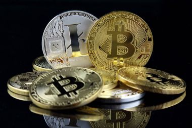 Fiziksel yorum-in Bitcoin ve Litecoin, yeni sanal para. Dünya çapında cryptocurrency ve ilk olarak adlandırılan dijital ödeme sistemi için kavramsal görüntü dijital para merkezi olmayan.