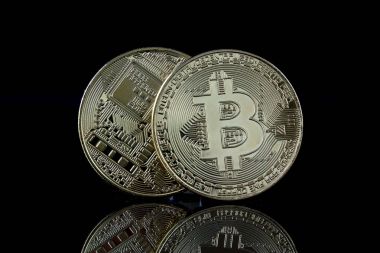 Bitcoin 'in fiziksel versiyonu, yeni sanal para. Dünya çapında kripto para birimi ve dijital ödeme sistemi için kavramsal görüntü ilk merkezi olmayan dijital para birimi olarak adlandırılır..