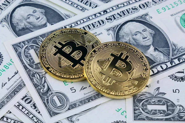 Versión física de Bitcoin (nuevo dinero virtual) en billetes de un dólar. Cambio Bitcoin efectivo por un dólar. Imagen conceptual para criptomoneda mundial y sistema de pago digital . — Foto de Stock