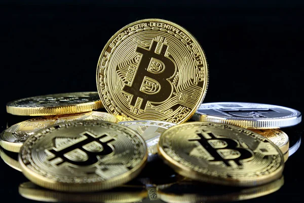 Physische Version von Bitcoin, neues virtuelles Geld. Konzeptbild für weltweite Kryptowährung und digitales Zahlungssystem, die erste dezentrale digitale Währung. — Stockfoto