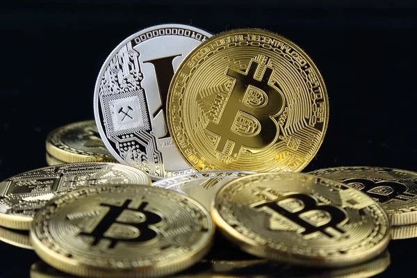Физическая версия Bitcoin и Litecoin, новые виртуальные деньги. Концептуальное изображение мировой криптовалюты и цифровой платежной системы называется первой децентрализованной цифровой валютой . — стоковое фото
