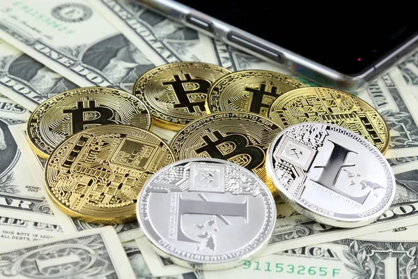 Fysieke versie Bitcoin of Litecoin (nieuwe virtueel geld) op bankbiljetten van één dollar. Exchange bitcoin geld voor een dollar. Conceptuele afbeelding voor wereldwijd cryptocurrency en digitale betalingssysteem. — Stockfoto