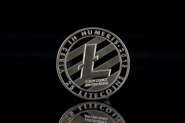 Litecoin 'in fiziksel versiyonu, yeni sanal para. Dünya çapında kripto para birimi ve dijital ödeme sistemi için kavramsal görüntü ilk merkezi olmayan dijital para birimi olarak adlandırılır..