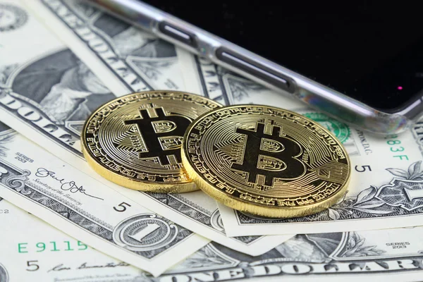 Bitcoin (sanal para) fiziksel sürümü üzerinde banknot bir dolar. Exchange bitcoin nakit için bir dolar. Dünya çapında cryptocurrency ve dijital ödeme sistemi için kavramsal görüntü.