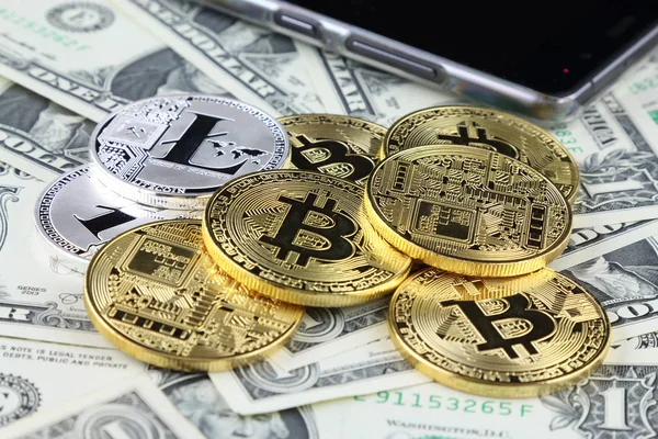 Versión física de Bitcoin y Litecoin (nuevo dinero virtual) en billetes de un dólar. Cambio Bitcoin efectivo por un dólar. Imagen conceptual para criptomoneda mundial y sistema de pago digital . — Foto de Stock