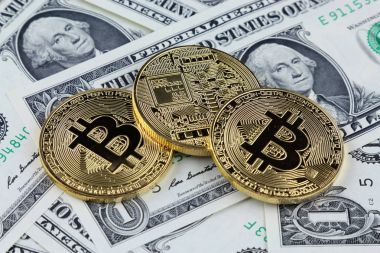 Bitcoin (sanal para) fiziksel sürümü üzerinde banknot bir dolar. Exchange bitcoin nakit için bir dolar. Dünya çapında cryptocurrency ve dijital ödeme sistemi için kavramsal görüntü.
