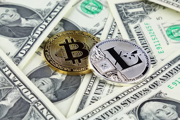 Bir dolarlık banknot üzerinde fiziksel yorum-in Bitcoin ve Litecoin (sanal para). Exchange bitcoin nakit için bir dolar. Dünya çapında cryptocurrency ve dijital ödeme sistemi için kavramsal görüntü.