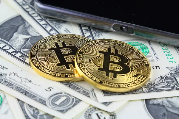 Bitcoin (sanal para) fiziksel sürümü üzerinde banknot bir dolar. Exchange bitcoin nakit için bir dolar. Dünya çapında cryptocurrency ve dijital ödeme sistemi için kavramsal görüntü.