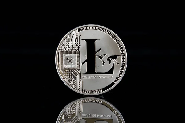 Litecoin 'in fiziksel versiyonu, yeni sanal para. Dünya çapında kripto para birimi ve dijital ödeme sistemi için kavramsal görüntü ilk merkezi olmayan dijital para birimi olarak adlandırılır.. — Stok fotoğraf