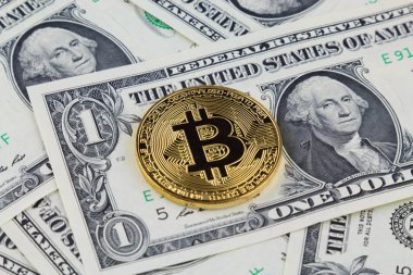 Bitcoin (sanal para) fiziksel sürümü üzerinde banknot bir dolar. Exchange bitcoin nakit için bir dolar. Dünya çapında cryptocurrency ve dijital ödeme sistemi için kavramsal görüntü.