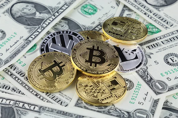 Versión física de Bitcoin y Litecoin (nuevo dinero virtual) en billetes de un dólar. Cambio Bitcoin efectivo por un dólar. Imagen conceptual para criptomoneda mundial y sistema de pago digital . — Foto de Stock