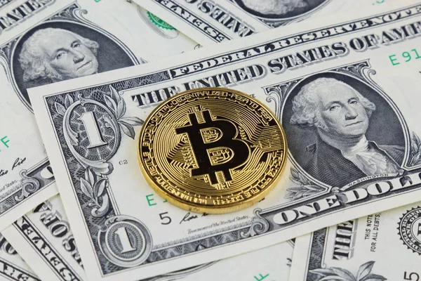 Bitcoin (sanal para) fiziksel sürümü üzerinde banknot bir dolar. Exchange bitcoin nakit için bir dolar. Dünya çapında cryptocurrency ve dijital ödeme sistemi için kavramsal görüntü.