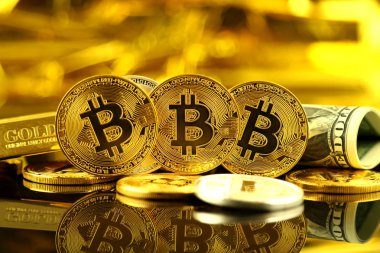 Bitcoin (sanal para) ve bir dolarlık banknot fiziksel sürümü. Bir dolar için Exchange bitcoin. Dünya çapında cryptocurrency ve dijital ödeme sistemi için kavramsal görüntü.