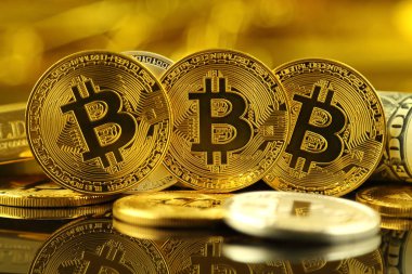 Bitcoin (sanal para) ve bir dolarlık banknot fiziksel sürümü. Bir dolar için Exchange bitcoin. Dünya çapında cryptocurrency ve dijital ödeme sistemi için kavramsal görüntü.