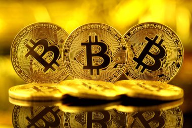 Bitcoin 'in fiziksel versiyonu, yeni sanal para. Dünya çapında kripto para birimi ve dijital ödeme sistemi için kavramsal görüntü ilk merkezi olmayan dijital para birimi olarak adlandırılır..