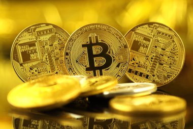 Bitcoin 'in fiziksel versiyonu, yeni sanal para. Dünya çapında kripto para birimi ve dijital ödeme sistemi için kavramsal görüntü ilk merkezi olmayan dijital para birimi olarak adlandırılır..