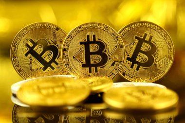 Bitcoin 'in fiziksel versiyonu, yeni sanal para. Dünya çapında kripto para birimi ve dijital ödeme sistemi için kavramsal görüntü ilk merkezi olmayan dijital para birimi olarak adlandırılır..