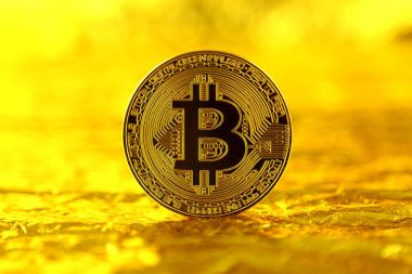 Bitcoin 'in fiziksel versiyonu, yeni sanal para. Dünya çapında kripto para birimi ve dijital ödeme sistemi için kavramsal görüntü ilk merkezi olmayan dijital para birimi olarak adlandırılır..