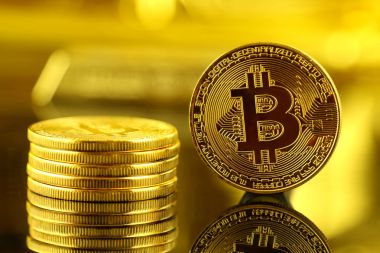 Bitcoin 'in fiziksel versiyonu, yeni sanal para. Dünya çapında kripto para birimi ve dijital ödeme sistemi için kavramsal görüntü ilk merkezi olmayan dijital para birimi olarak adlandırılır..