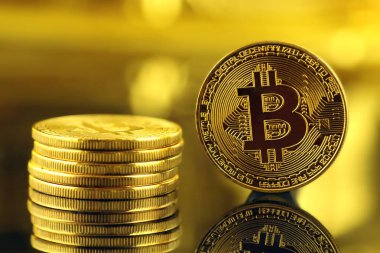 Bitcoin 'in fiziksel versiyonu, yeni sanal para. Dünya çapında kripto para birimi ve dijital ödeme sistemi için kavramsal görüntü ilk merkezi olmayan dijital para birimi olarak adlandırılır..