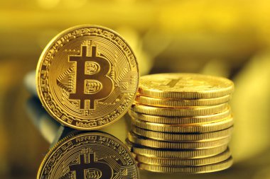 Bitcoin 'in fiziksel versiyonu, yeni sanal para. Dünya çapında kripto para birimi ve dijital ödeme sistemi için kavramsal görüntü ilk merkezi olmayan dijital para birimi olarak adlandırılır..
