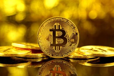 Bitcoin 'in fiziksel versiyonu, yeni sanal para. Dünya çapında kripto para birimi ve dijital ödeme sistemi için kavramsal görüntü ilk merkezi olmayan dijital para birimi olarak adlandırılır..