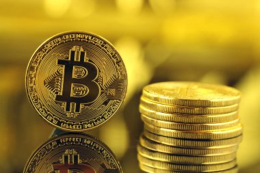 Bitcoin 'in fiziksel versiyonu, yeni sanal para. Dünya çapında kripto para birimi ve dijital ödeme sistemi için kavramsal görüntü ilk merkezi olmayan dijital para birimi olarak adlandırılır..