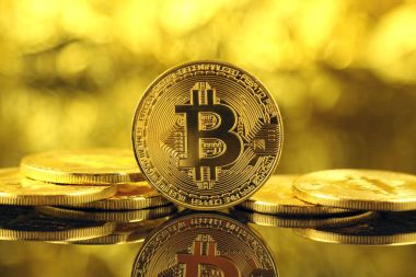 Bitcoin 'in fiziksel versiyonu, yeni sanal para. Dünya çapında kripto para birimi ve dijital ödeme sistemi için kavramsal görüntü ilk merkezi olmayan dijital para birimi olarak adlandırılır..