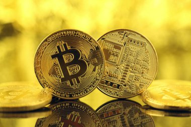 Bitcoin 'in fiziksel versiyonu, yeni sanal para. Dünya çapında kripto para birimi ve dijital ödeme sistemi için kavramsal görüntü ilk merkezi olmayan dijital para birimi olarak adlandırılır..