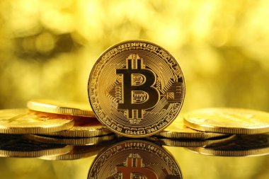 Bitcoin 'in fiziksel versiyonu, yeni sanal para. Dünya çapında kripto para birimi ve dijital ödeme sistemi için kavramsal görüntü ilk merkezi olmayan dijital para birimi olarak adlandırılır..