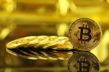 Bitcoin 'in fiziksel versiyonu, yeni sanal para. Dünya çapında kripto para birimi ve dijital ödeme sistemi için kavramsal görüntü ilk merkezi olmayan dijital para birimi olarak adlandırılır..