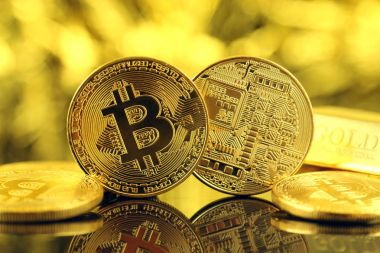 Bitcoin 'in fiziksel versiyonu, yeni sanal para. Dünya çapında kripto para birimi ve dijital ödeme sistemi için kavramsal görüntü ilk merkezi olmayan dijital para birimi olarak adlandırılır..