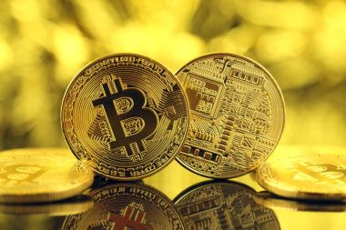 Bitcoin 'in fiziksel versiyonu, yeni sanal para. Dünya çapında kripto para birimi ve dijital ödeme sistemi için kavramsal görüntü ilk merkezi olmayan dijital para birimi olarak adlandırılır..