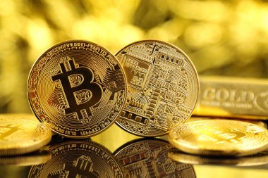 Bitcoin 'in fiziksel versiyonu, yeni sanal para. Dünya çapında kripto para birimi ve dijital ödeme sistemi için kavramsal görüntü ilk merkezi olmayan dijital para birimi olarak adlandırılır..