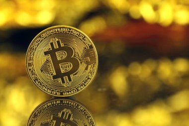 Bitcoin 'in fiziksel versiyonu, yeni sanal para. Dünya çapında kripto para birimi ve dijital ödeme sistemi için kavramsal görüntü ilk merkezi olmayan dijital para birimi olarak adlandırılır..