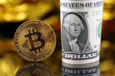 Bitcoin (sanal para) ve bir dolarlık banknot fiziksel sürümü. Bir dolar için Exchange bitcoin. Dünya çapında cryptocurrency ve dijital ödeme sistemi için kavramsal görüntü.
