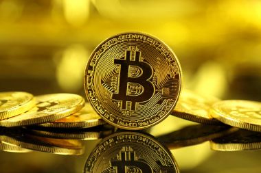 Bitcoin 'in fiziksel versiyonu, yeni sanal para. Dünya çapında kripto para birimi ve dijital ödeme sistemi için kavramsal görüntü ilk merkezi olmayan dijital para birimi olarak adlandırılır..