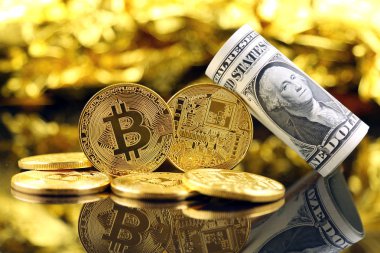 Bitcoin (sanal para) ve bir dolarlık banknot fiziksel sürümü. Bir dolar için Exchange bitcoin. Dünya çapında cryptocurrency ve dijital ödeme sistemi için kavramsal görüntü.