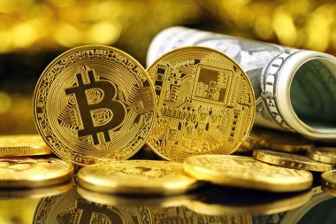 Bitcoin (sanal para) ve bir dolarlık banknot fiziksel sürümü. Bir dolar için Exchange bitcoin. Dünya çapında cryptocurrency ve dijital ödeme sistemi için kavramsal görüntü.