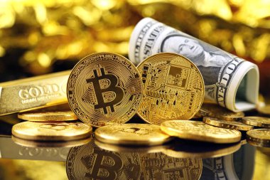 Bitcoin (sanal para) ve bir dolarlık banknot fiziksel sürümü. Bir dolar için Exchange bitcoin. Dünya çapında cryptocurrency ve dijital ödeme sistemi için kavramsal görüntü.