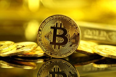 Bitcoin 'in fiziksel versiyonu, yeni sanal para. Dünya çapında kripto para birimi ve dijital ödeme sistemi için kavramsal görüntü ilk merkezi olmayan dijital para birimi olarak adlandırılır..