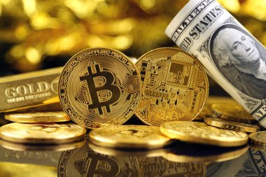 Bitcoin (sanal para) ve bir dolarlık banknot fiziksel sürümü. Bir dolar için Exchange bitcoin. Dünya çapında cryptocurrency ve dijital ödeme sistemi için kavramsal görüntü.