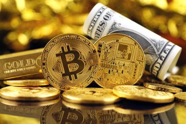 Bitcoin (sanal para) ve bir dolarlık banknot fiziksel sürümü. Bir dolar için Exchange bitcoin. Dünya çapında cryptocurrency ve dijital ödeme sistemi için kavramsal görüntü.