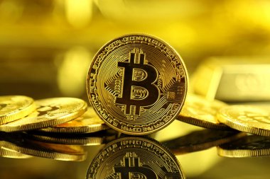 Bitcoin 'in fiziksel versiyonu, yeni sanal para. Dünya çapında kripto para birimi ve dijital ödeme sistemi için kavramsal görüntü ilk merkezi olmayan dijital para birimi olarak adlandırılır..