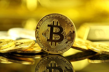 Bitcoin 'in fiziksel versiyonu, yeni sanal para. Dünya çapında kripto para birimi ve dijital ödeme sistemi için kavramsal görüntü ilk merkezi olmayan dijital para birimi olarak adlandırılır..